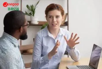 Taizemes klienti izvēlas mūsu mazo automašīnu mazgāšanas piederumu tirdzniecī...