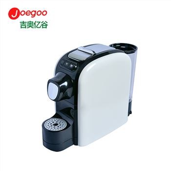 Viens 40 pēdu kapsulas kafijas automāta konteiners tiek piegādāts uz Itāliju